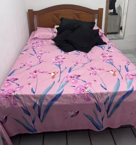 Cama de madeira usada