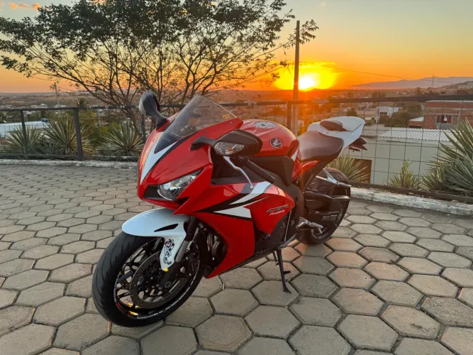 Cbr1000rr Fireblade (Extra, mais nova anunciada em MG)
