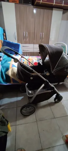 Carrinho de bebê Dzieco Galzerano Maly D102 com Bebê Conforto 
