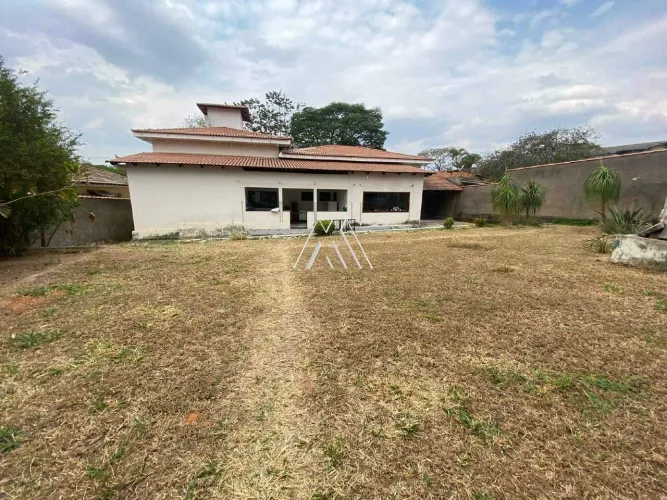Vendo casa em Itaúna em excelente localização!