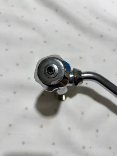 TORNEIRA CROMADA PARA COZINHA COM BICA MÓVEL- ótimo estado