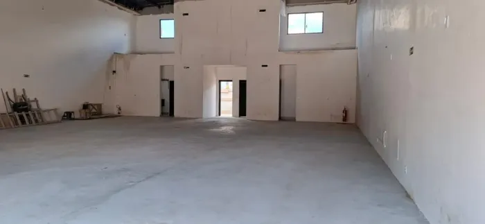 SALÃO COMERCIAL PARA LOCAÇÃO | 301 m², mezanino e 8 vagas | Vianelo Jundiaí/SP