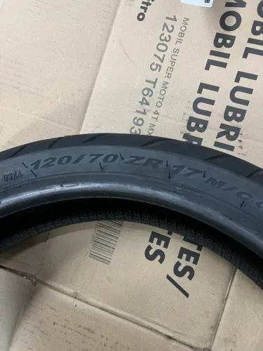 Jogo de pneus. Pneu dianteiro Pirelli meia vida. Pneu traseiro technic seminovo