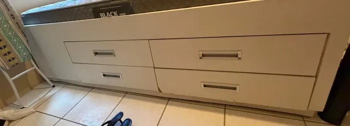 Base de cama com 4 gavetas para doação
