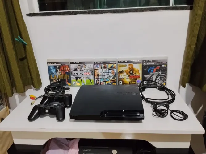 PS3 - Playstation 3 Slim (Acompanha 1 controle, 5 jogos e acessórios)