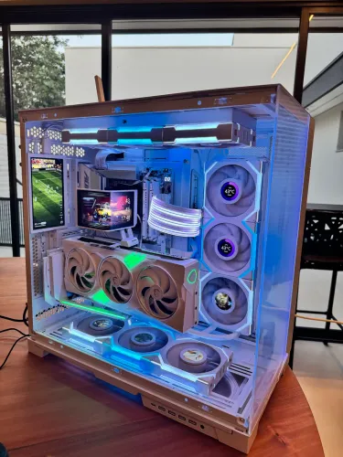 PC Gamer High-End White Edition | Ryzen 7 9800X3D | RTX 5080 | X870E AORUS | 4tb Gen5