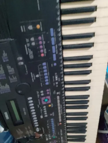 Teclado Yamaha PSR 1700 com defeito