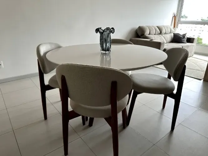 Mesa de jantar redonda 4 lugares - Com 4 cadeiras estofadas
