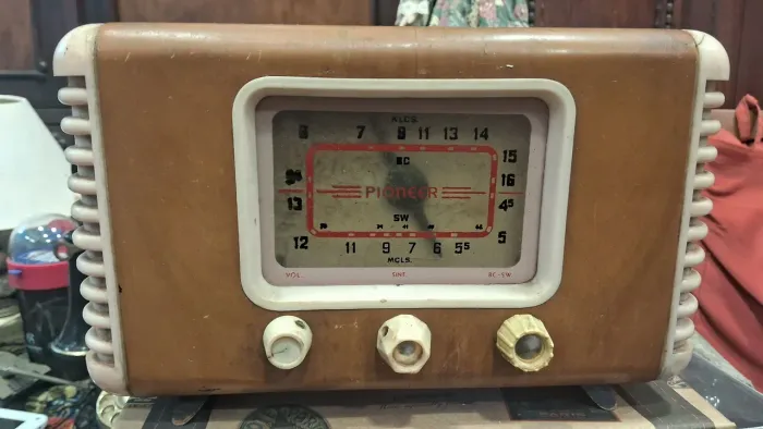 Raro rádio valvulado vintage da Pioneer não esta funcionando 