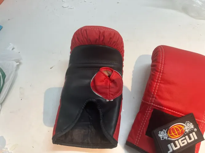 luvas de boxe da marca Jugui são feitas de material sintético