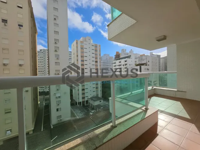 Apartamento com varanda vista mar e lazer nas Pitangueiras, Guarujá