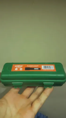 Lanterna tática média 13cm,bateria dura 3x mais q das mini lanternas
