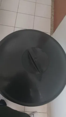 Balde com tampa de plástico