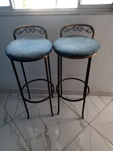 Vendo duas banquetas de ferro antigo! Sou do bairro de Realengo.
