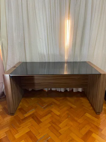Mesa de escritório com tampa de vidro preto