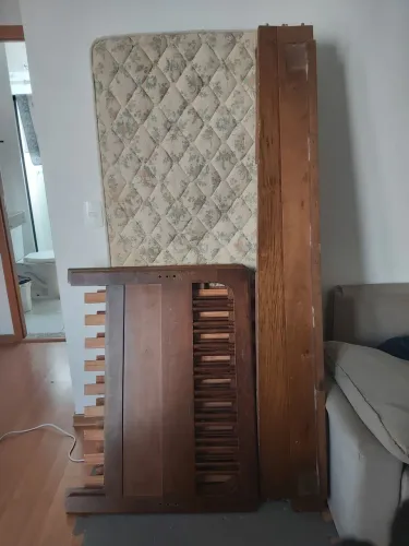 Cama solteiro madeira de lei perfeito estado com colchão 