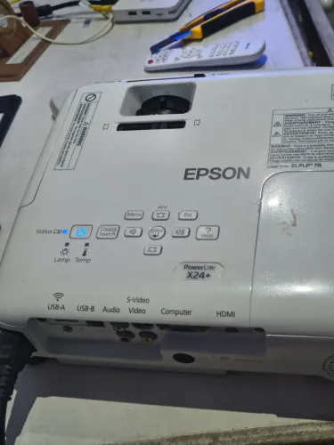 Projetor Epson x24 3500 lúmens vendo ou alugo