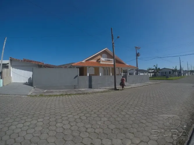 Casa de esquina no Bal. Rincão