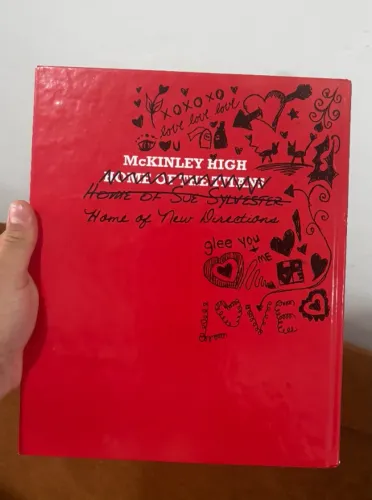 Livro Hawkeye e Glee Yearbook