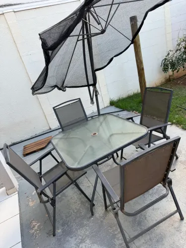 Mesa de vidro com 4 cadeiras