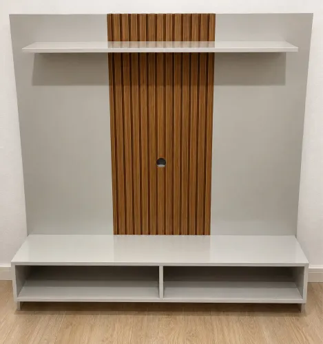 Painel para TV Branco e Amadeirado 1,15x1,11m - Muito Conservado