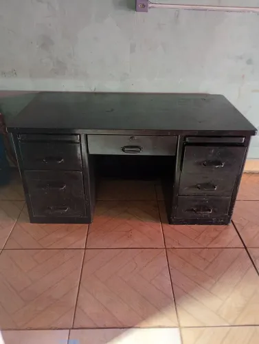 Escrivania de metal com 7 gavetas super conservada