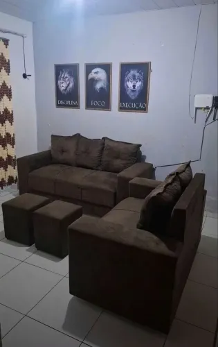 Sofá 3 e 2 lugares com puffs 