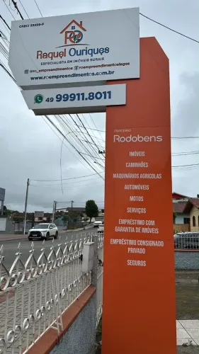 Totem Publicitário Dupla Face com Iluminação em ACM - Excelente Estado - R$ 4.000,00