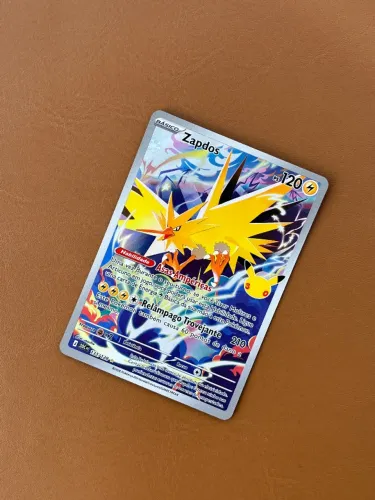Carta Pokemon Zapdos Full Art Celebração de 30 Anos (133/128)