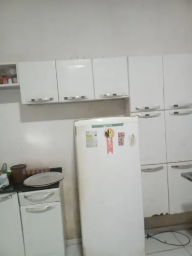 Armário branco de cozinha