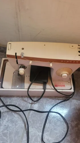 Máquina de costura toda revisada ótima qualidade