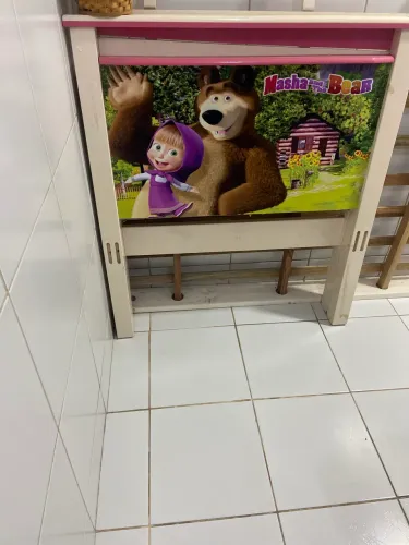 Cama de menina sem colchão