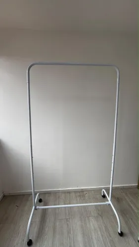 Arara de chão com rodinha