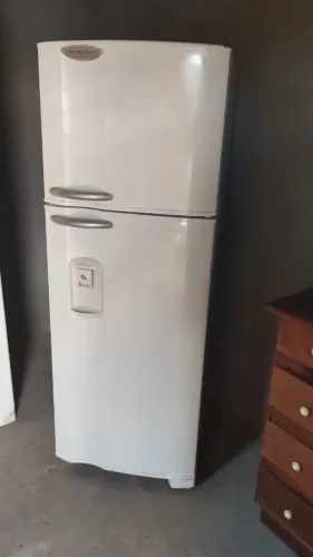 Geladeira dúplex Electrolux frost free semi nova. $670