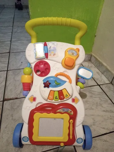 Andador em ótimo estado de conservação. Ajuda na mobilidade de seu bebê