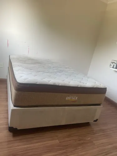 conjunto de cama box casal Bio Flex com colchão de molas ensacadas e revestimento bege.