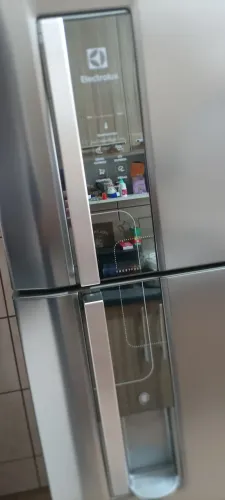 Geladeira Eletrolux Frost Free água na porta