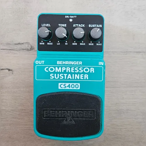 Pedal de efeito Behringer Compressor Sustainer CS400