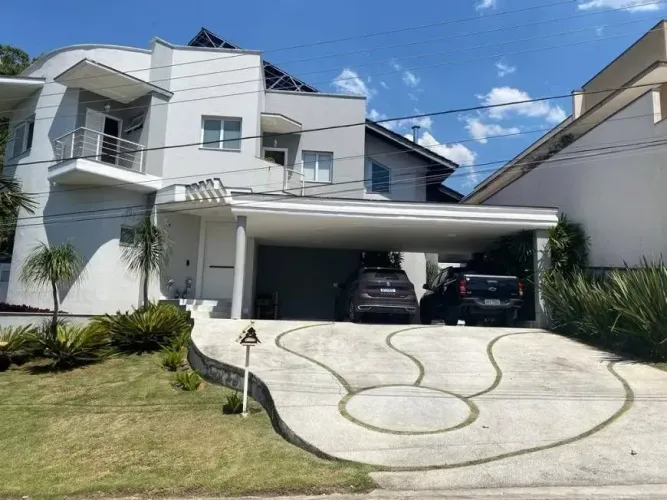 Sobrado a venda no condomínio Aruã com 420m², 5 suítes, piscina e área gourmet