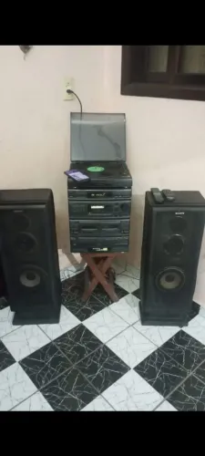 Aparelho de som Sony toca disco vinil funcionando 