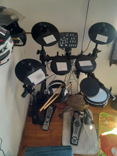Vendo ou troco por bateria acústico.