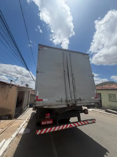 Baú bom 7 metros por 2:50 de altura todo no lastro de ferro