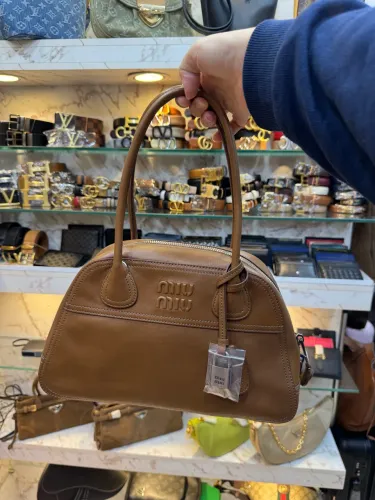 Bolsa inspiração miu miu modelo vivant em couro legítimo