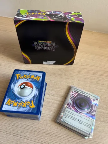 Coleção Pokémon TCG: Escuridão Absoluta - 140 Cartas + 15 Brilhantes