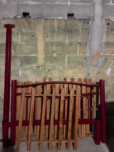 Cama de casal de ferro vermelha - R$ 250