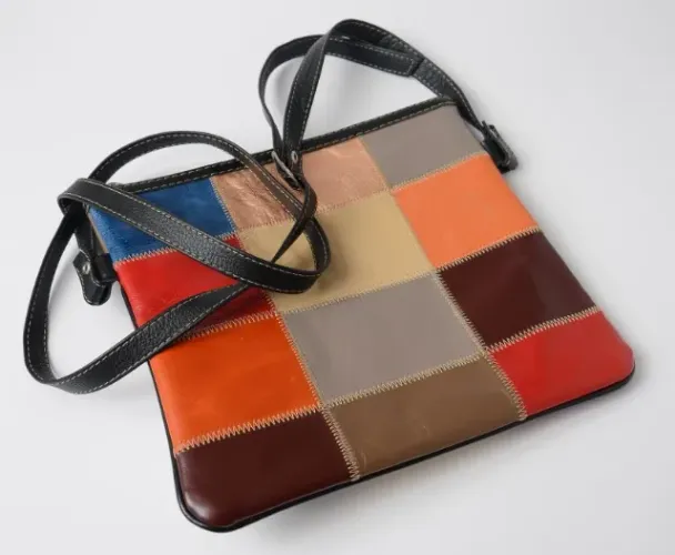 Bolsa em couro forrada com alça longa para cruzar