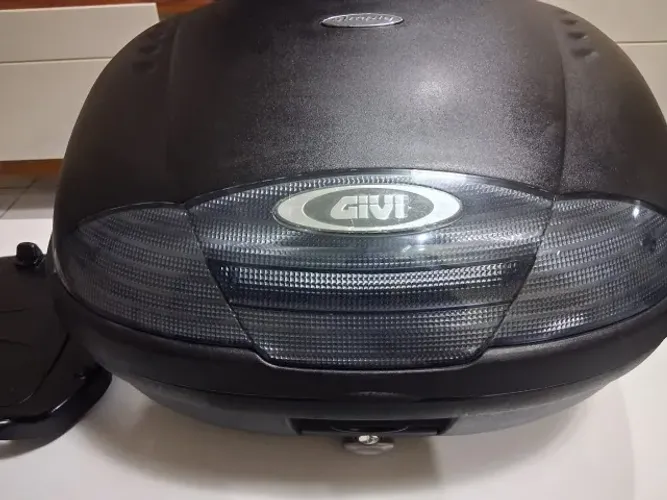 Baú  de Moto Givi Monolock Simply 45litros Bauleto Moto Fumê p/02 capacetes + Base