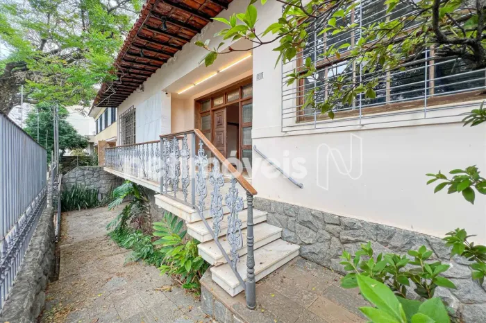 Excelente casa plana de esquina no bairro Sion!