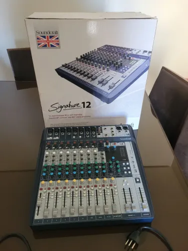 Mesa de som soundcraft signature 12
