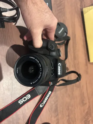 Canon EOS Rebel t100 + lente kit 18-55mm